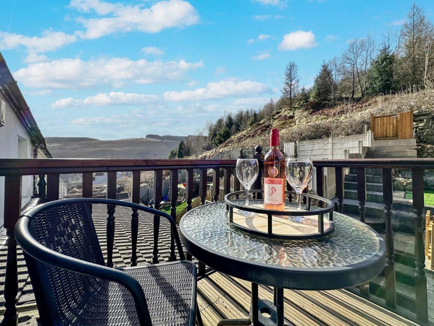 3 Bed Home In Tonypandy With Balcony View Room Llwynypia Dış mekan fotoğraf