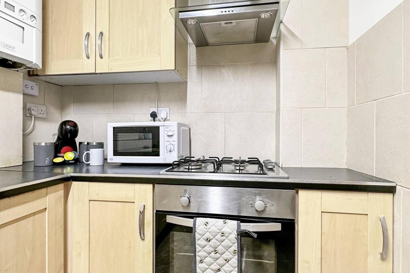 3 Bed Home In Tonypandy With Balcony View Room Llwynypia Dış mekan fotoğraf