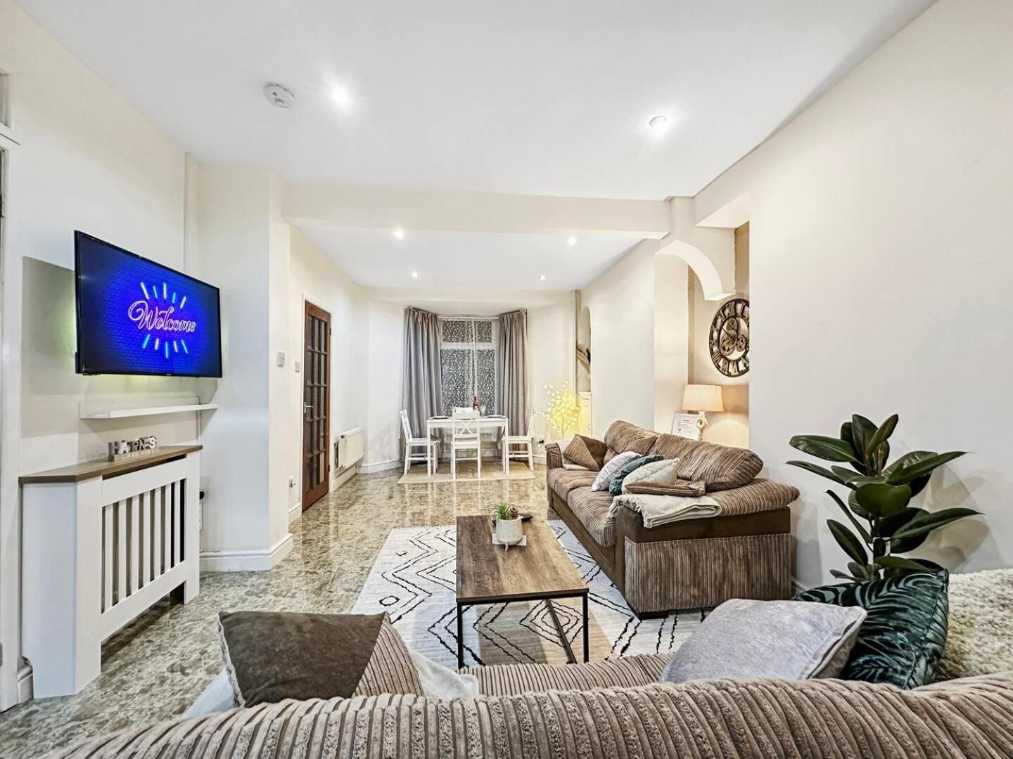 3 Bed Home In Tonypandy With Balcony View Room Llwynypia Dış mekan fotoğraf