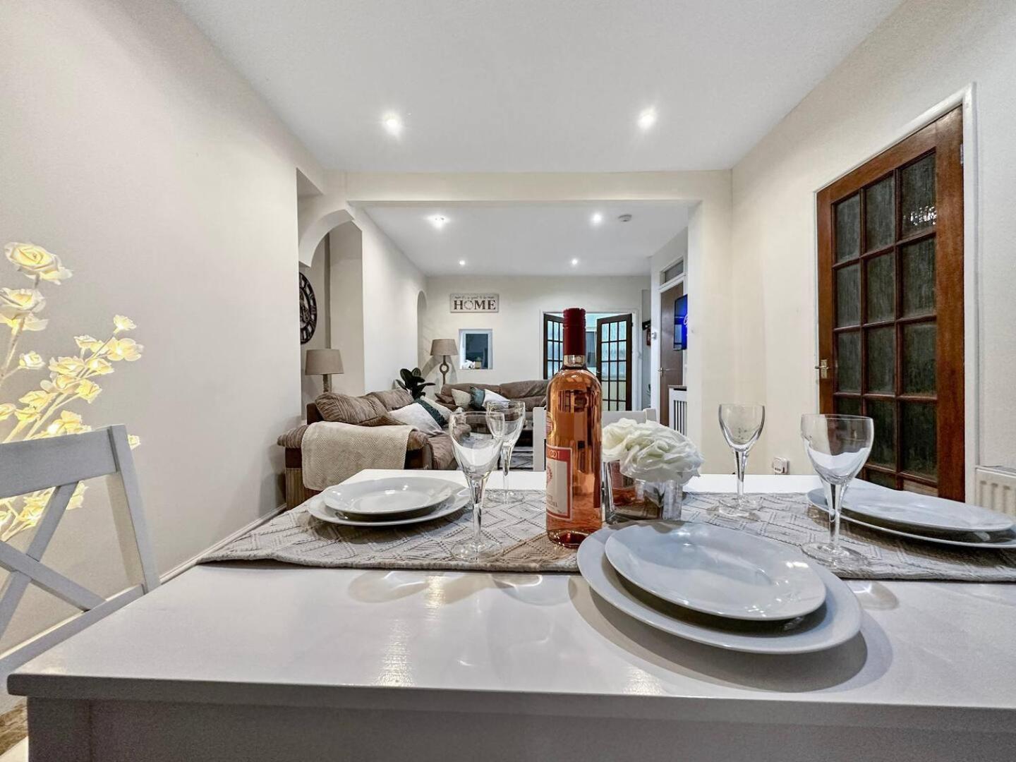 3 Bed Home In Tonypandy With Balcony View Room Llwynypia Dış mekan fotoğraf