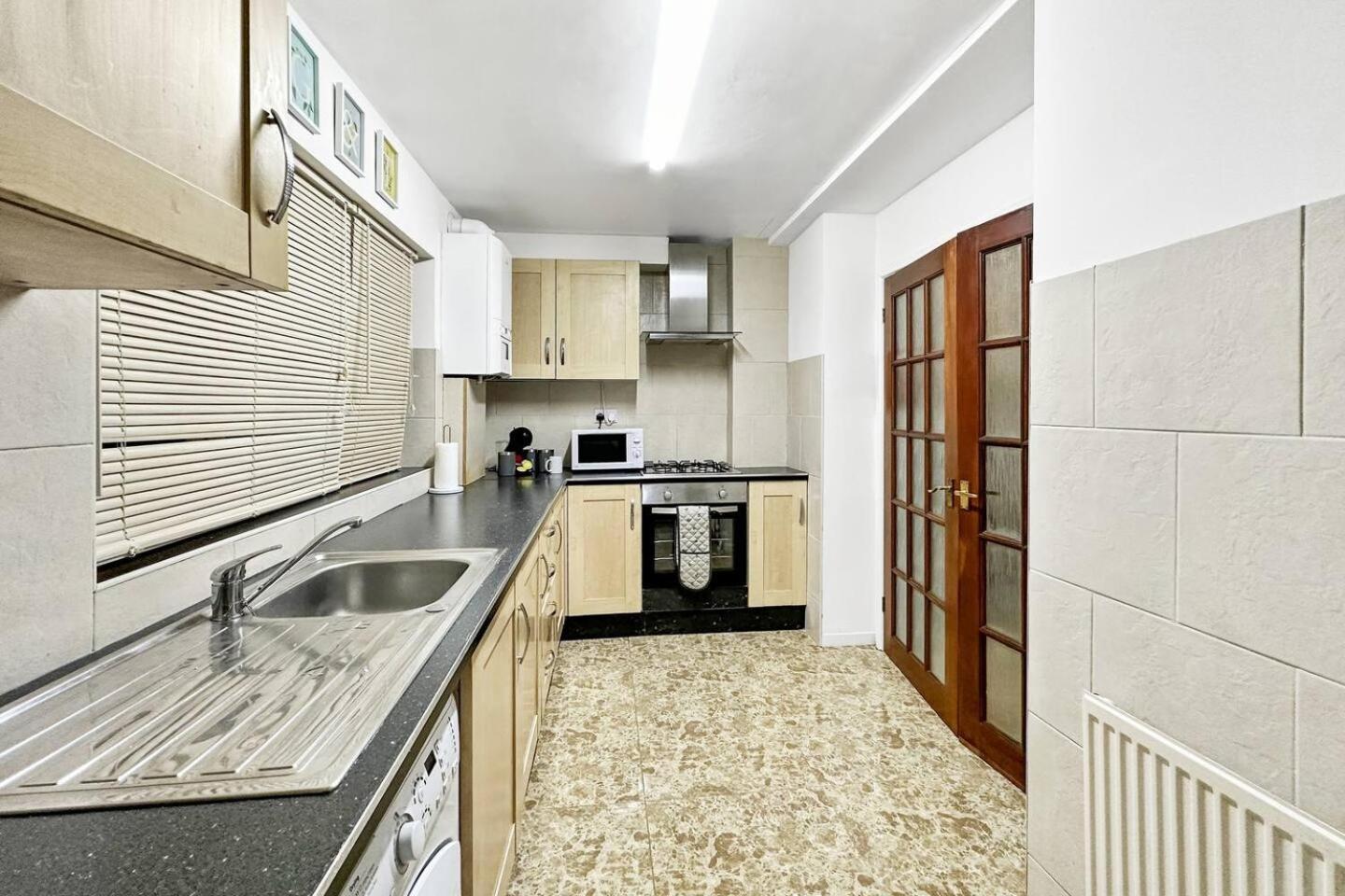 3 Bed Home In Tonypandy With Balcony View Room Llwynypia Dış mekan fotoğraf