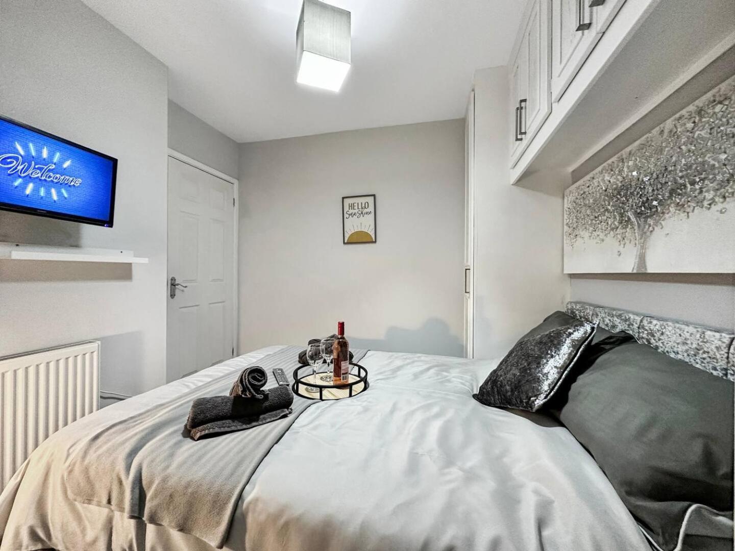 3 Bed Home In Tonypandy With Balcony View Room Llwynypia Dış mekan fotoğraf
