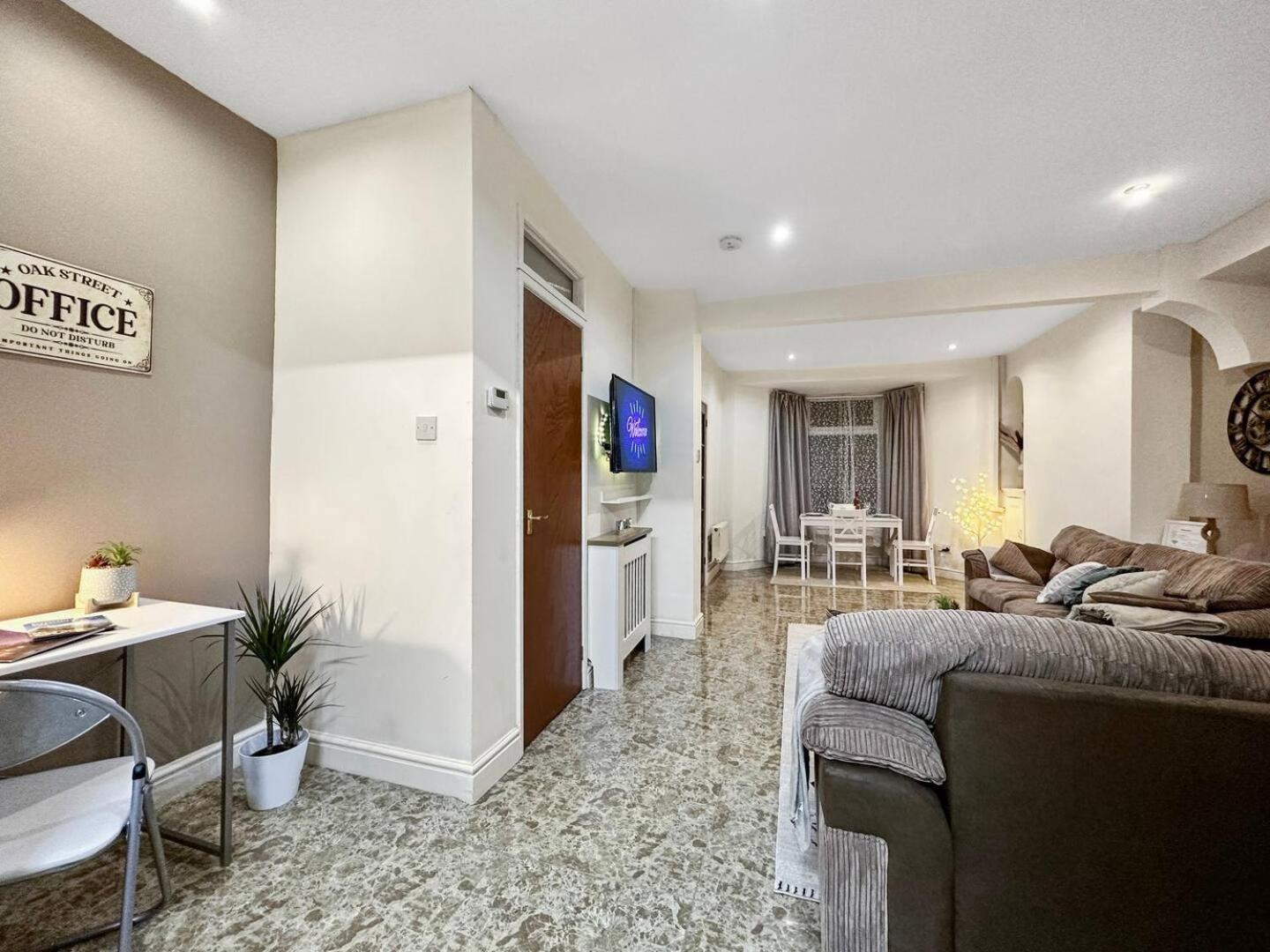 3 Bed Home In Tonypandy With Balcony View Room Llwynypia Dış mekan fotoğraf