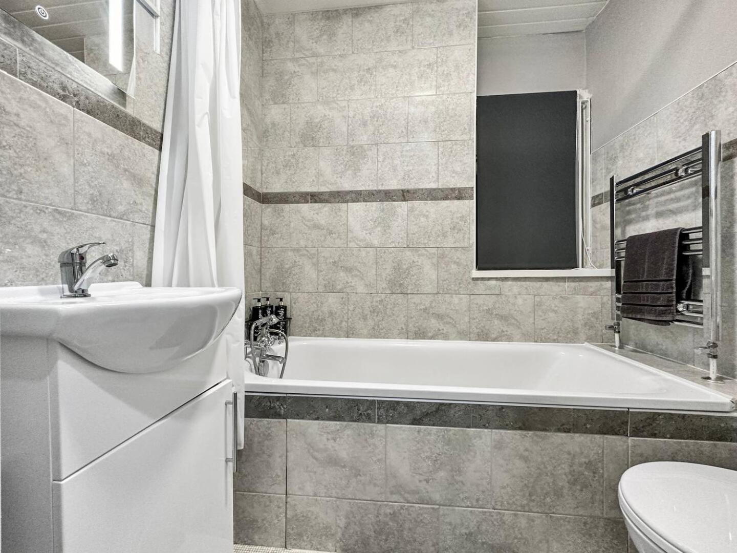 3 Bed Home In Tonypandy With Balcony View Room Llwynypia Dış mekan fotoğraf