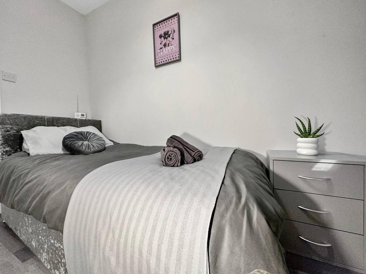 3 Bed Home In Tonypandy With Balcony View Room Llwynypia Dış mekan fotoğraf
