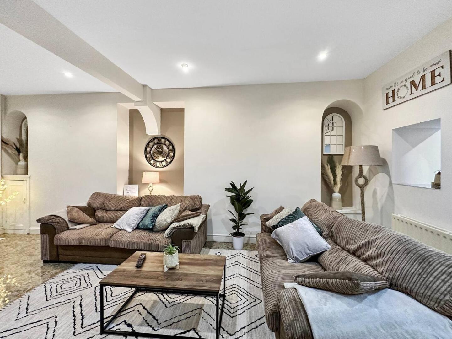 3 Bed Home In Tonypandy With Balcony View Room Llwynypia Dış mekan fotoğraf