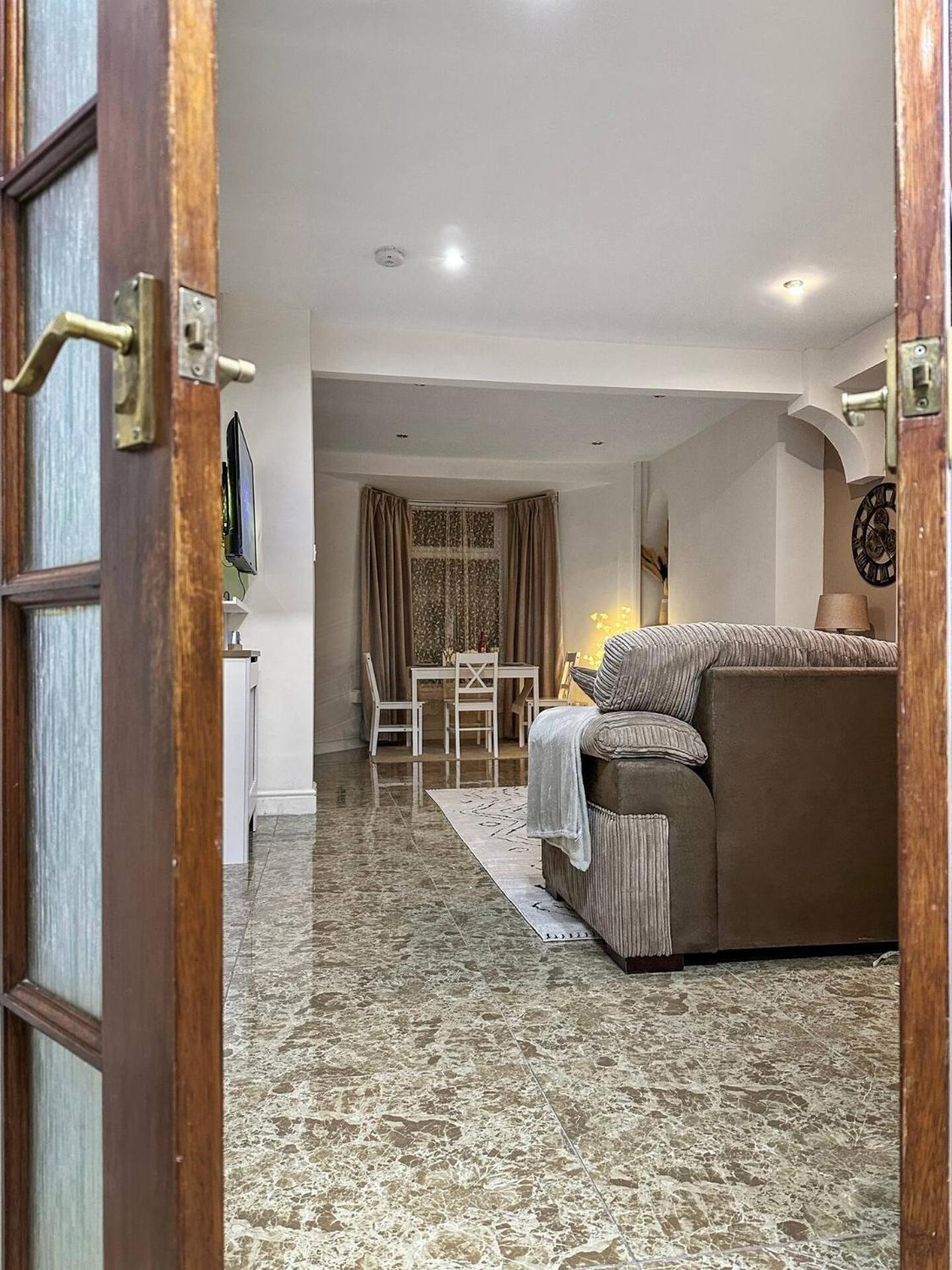 3 Bed Home In Tonypandy With Balcony View Room Llwynypia Dış mekan fotoğraf