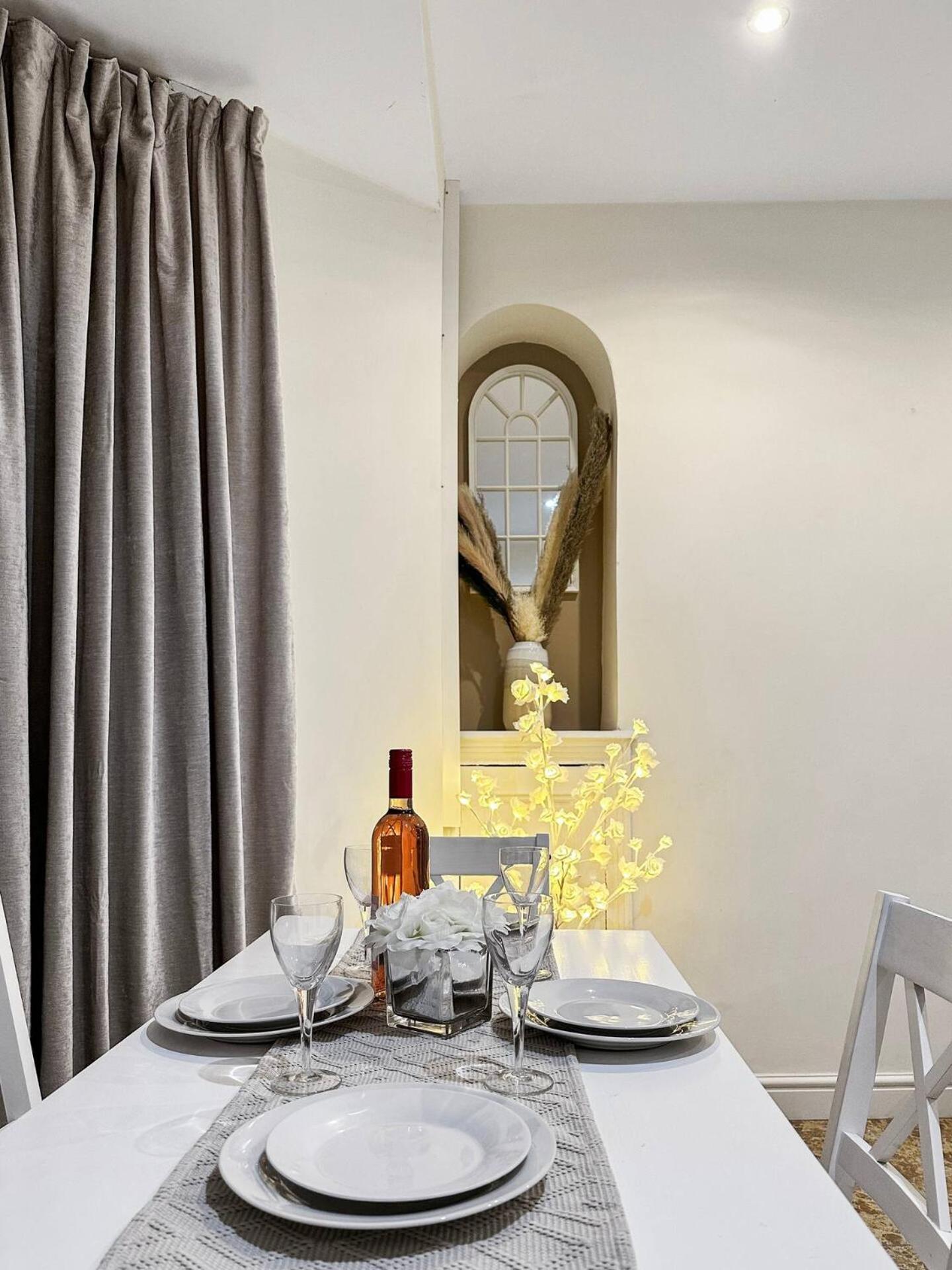 3 Bed Home In Tonypandy With Balcony View Room Llwynypia Dış mekan fotoğraf