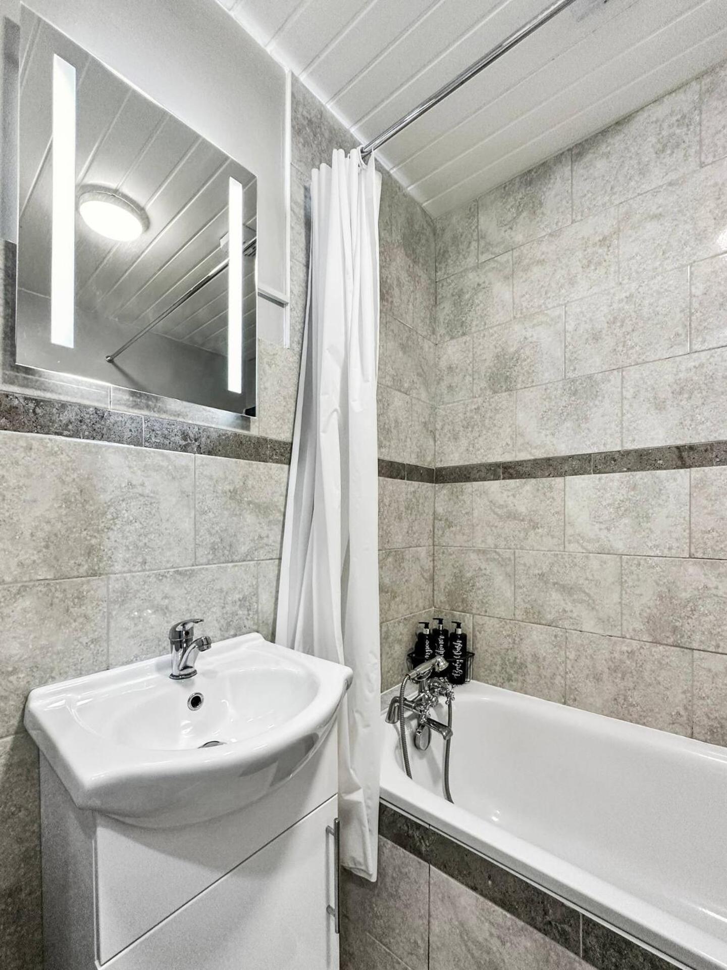 3 Bed Home In Tonypandy With Balcony View Room Llwynypia Dış mekan fotoğraf