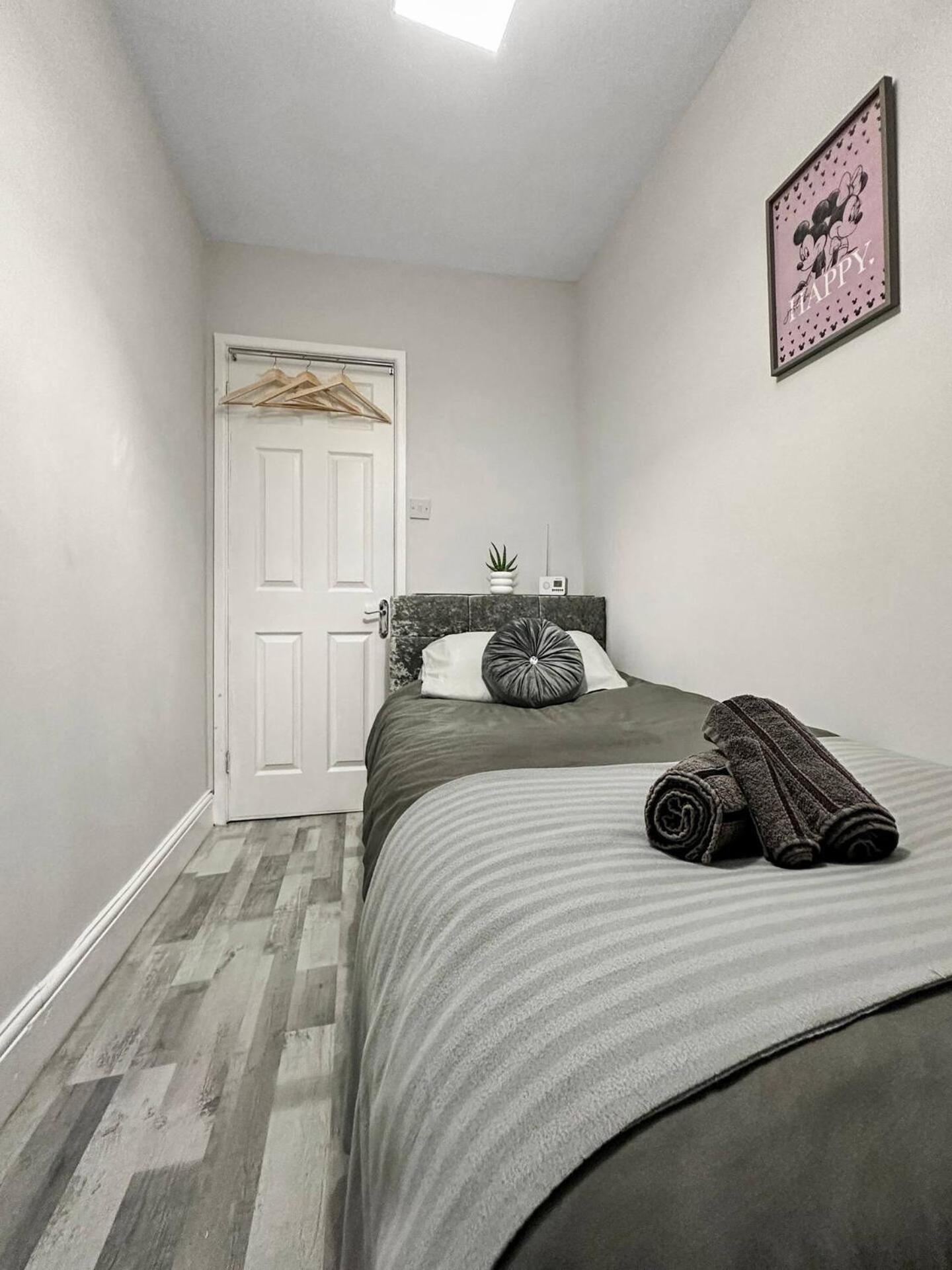 3 Bed Home In Tonypandy With Balcony View Room Llwynypia Dış mekan fotoğraf