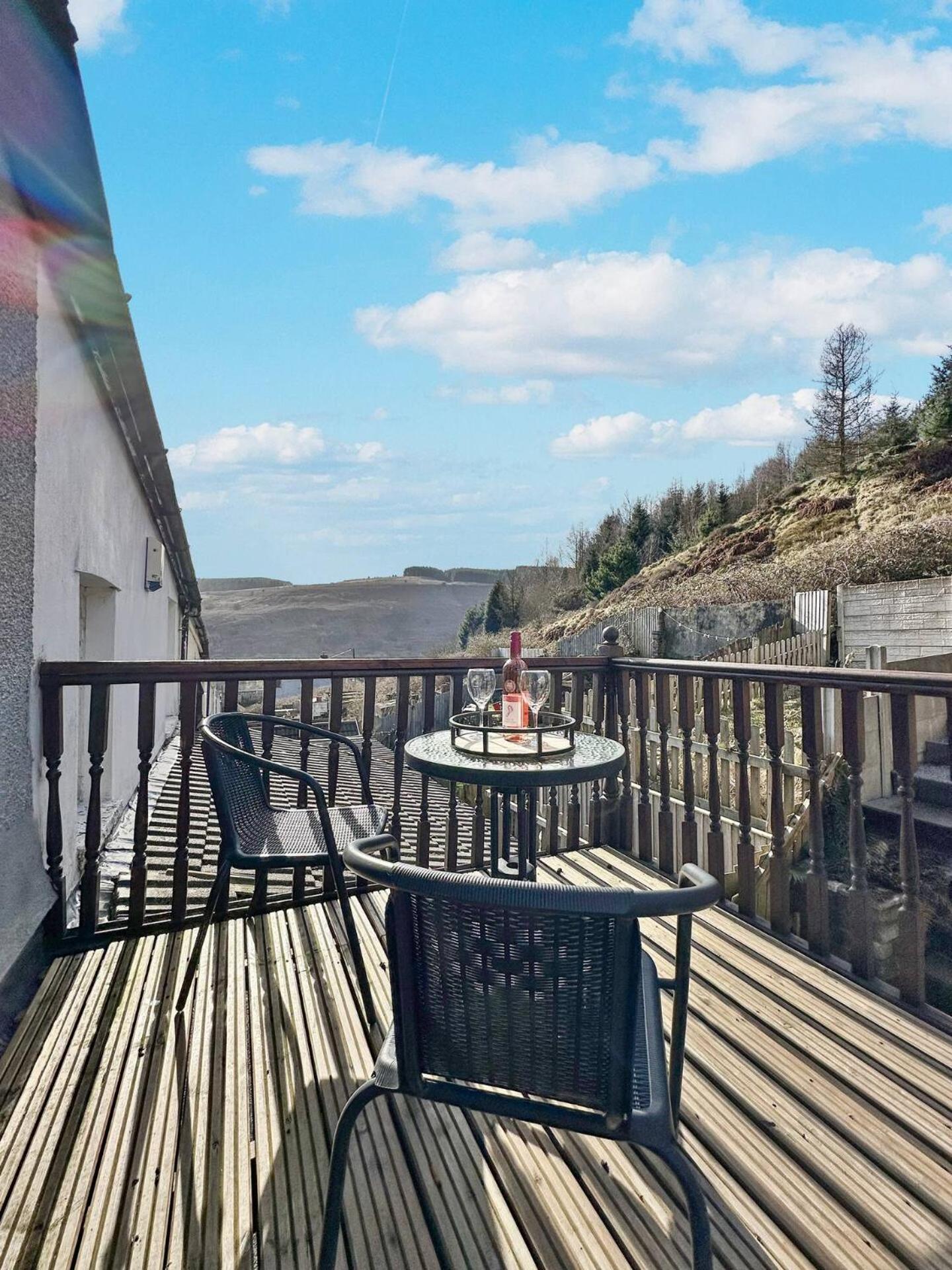 3 Bed Home In Tonypandy With Balcony View Room Llwynypia Dış mekan fotoğraf