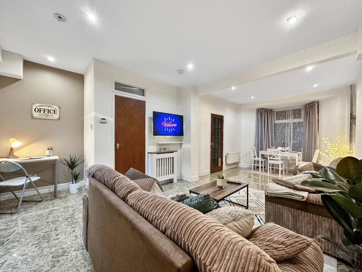 3 Bed Home In Tonypandy With Balcony View Room Llwynypia Dış mekan fotoğraf
